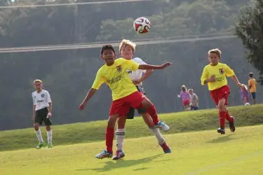 УЕФА може да забрани играта с глава в детския футбол