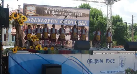 Сандрово пя и се забавлява   на осмия фолклорен фестивал