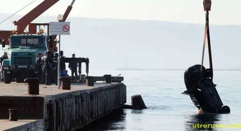 20-годишен загина след падане с колата си в морето /галерия/