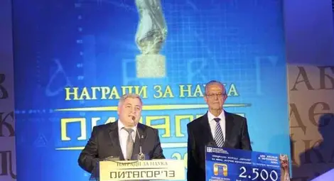 Проф.Белоев с Голямата награда за наука &bdquo;Питагор&ldquo;