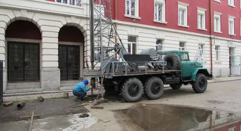 Геопроучване сондира до 15 м дълбочина около пропадащата сграда на операта