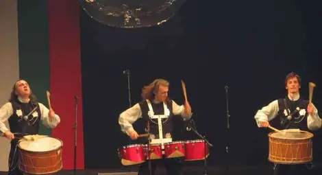 "Вакали" взривиха Доходното с огнено шоу, перкусии и степ