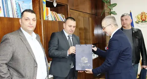 Емил Кирилов и Росен Миланов вчера бяха официално посрещнати от областния управител Стефко Бурджиев. Снимка: ОА