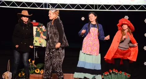 Студенти изиграха три приказки пред деца като коледен подарък