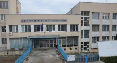 Училище &bdquo;Никола Обретенов е сред най-трудно достъпните заради многото стъпала към него. 	          Снимки: Бисер ТОДОРОВ