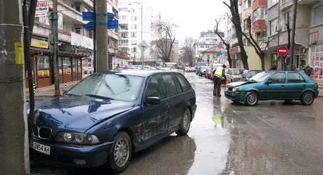 Форд прати БМВ в стълб на кръстовището до механа &bdquo;Рила&ldquo;
