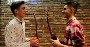 Двама млади музиканти бродят с укулеле по света