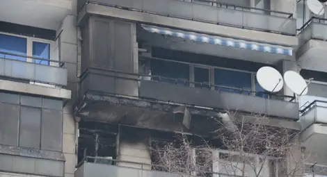 Пожарът тръгна от 6-я етаж в бл.&ldquo;Лермонтов&ldquo;, но опуши трите горни етажа и всички коридори в сградата.  Снимка:Красимир СТОЯНОВ