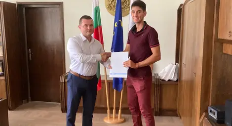 Кметът на Русе награди бронзовия медалист по академично гребане Лазар Пенев