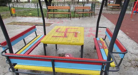 Вандали изрисуваха със свастики най-новата детска площадка в Русе
