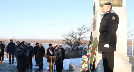 Висшето военноморско училище отбеляза 145 години от създаването си  с тържествена церемония пред Паметника на моряка в Русе