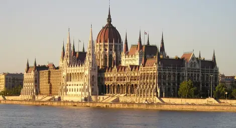 Унгария одобри автоматичното задържане на всички търсещи убежище