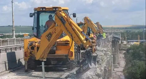 Демонтирани са ограничителните системи, парапета и стълбове за осветление в 320 м участък от Дунав мост при Русе