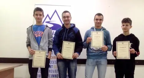 Ученици от Електрото представиха интелигентна лампа на турнир