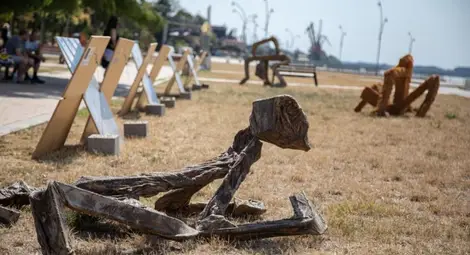 Странните &bdquo;Обитатели&ldquo; са рожба на скулптора Мартиан Табаков. 			                  Снимка: Община Русе 