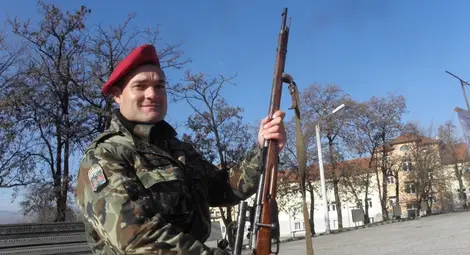 Само 25% от българите са готови да се бият за страната си