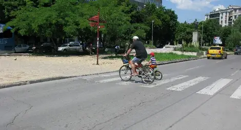 Пешеходци и велосипедисти масово нарушават правилата на пътя