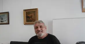 Като дете Владо Ангелов зарязвал парцалената топка заради рисуването