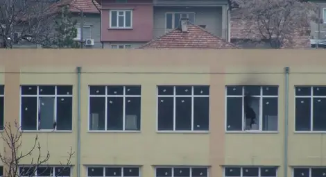 Недовършена гимназия приютява клошари вместо ученици