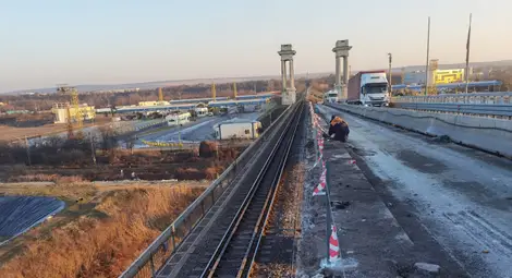 Премахната е старата настилка, парапетът и осветлението в платното за Румъния на Дунав мост при Русе