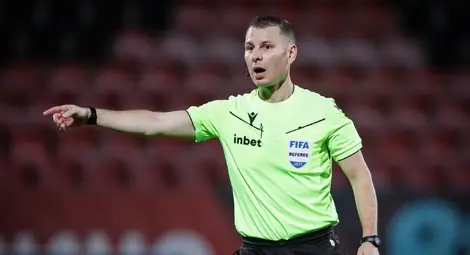 Рефер със значка на ФИФА  ще свири мача с ЦСКА II