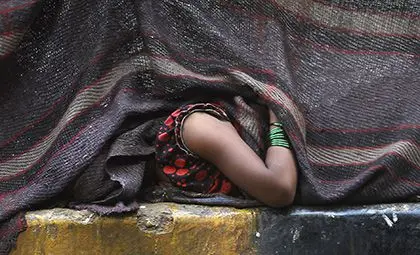 Зловещо отмъщение: Изнасилена девойка обезглави и изгори сина на насилника си