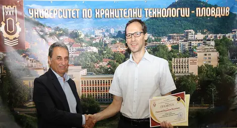 Ректорът проф. Пламен Моллов и победителят Николай Желязков