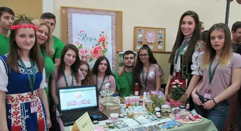 Медицинска гривна и чаршафи според  зодията изобретиха училищни фирми