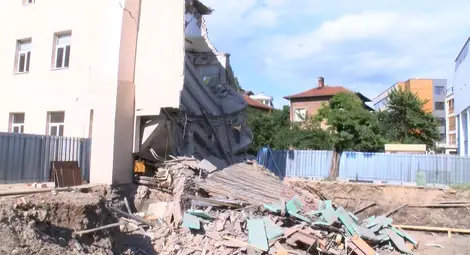 Срути се голяма част от сградата на училище в Казанлък /галерия/