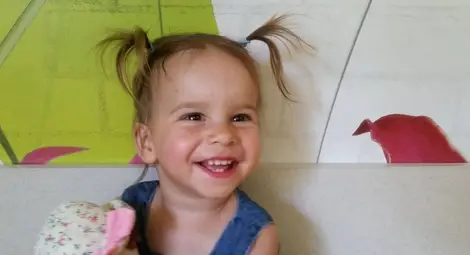 Хора с големи сърца събраха парите  за лечението на малката Лори