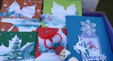 Коледен благотворителен базар пред Гимназията по дървообработване събира пари за смелите мечти на талантиливи ученици /галерия/