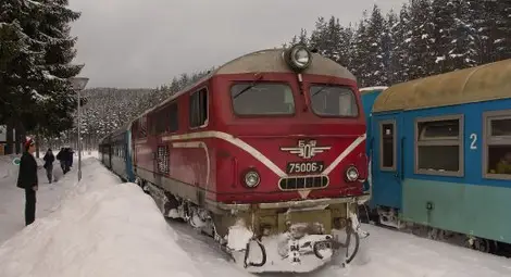 Влак замръзна на гара Мадара, композицията не мърда вече 2 часа!