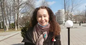 Русенското детство нашепва цветните приказки на Еслица Попова