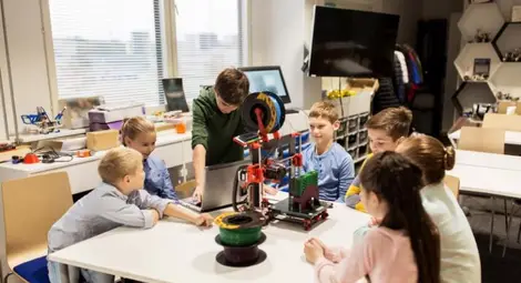 Сглобяване на тротинетки, шиене с  електропроводима нишка - проект за деца разкрива чудесата на инженерството