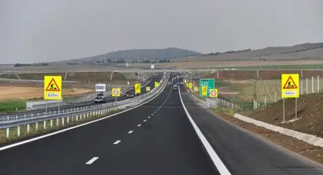 Автовоз е заприщил магистрала "Тракия", колите са разпилени по асфалта