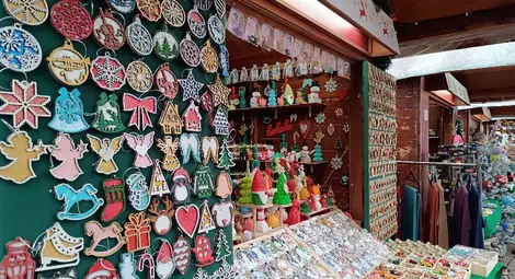 21.60 лева за порция сарми с мамалига и чаша греяно вино на най-бляскавия коледен базар в Букурещ