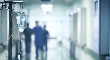 Лекари спасиха живота на наръгания от дядо си наркоман