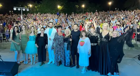 Препълнен Летен театър аплодира над 3 часа звездите от &bdquo;Обич и песен&ldquo;, след много години Русе посрещна отново у дома Росица Борджиева