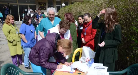 Близо 1000 медици и пациенти защитават с подписка ръководството на болницата.		   Снимка: Красимир СТОЯНОВ