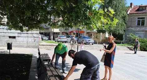 Зам.-кметът Наталия Кръстева инспектира поставянето на новите пейки на ларгото. 	           Снимка: Община Русе