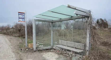 Автобусна спирка по пътя за ДЗС е поредната мишена на яростни вандали