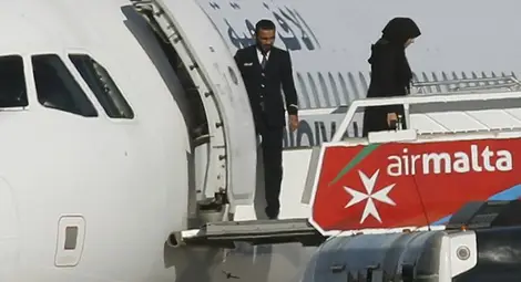 Освобождават пътници от похитения либийски самолет (НА ЖИВО)