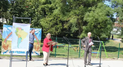 Г-жа Ружка Николова &ndash; щастлива разглежда инсигнията на най-висшето Специално отличие на Поликрайще &bdquo;Епископ Вулфила&ldquo;.