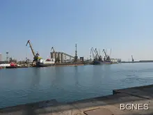 Кораб с тръби за "Южен поток" заседна в бургаското пристанище