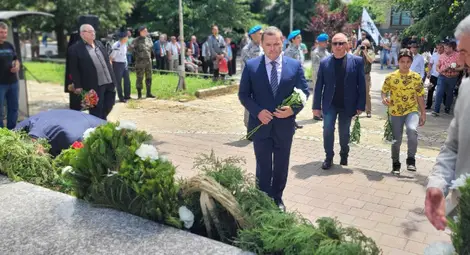 С полагане на венци и цветя пред Мемориала на загиналите във войните за национално обединение русенци почетоха паметта на Ботев и падналите за свободата на България С полагане на венци и цветя пред Мемориала на загиналите във войните за национално обединение русенци почетоха паметта на Ботев и падналите за свободата на България