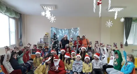 Ученици доброволци зарадваха  децата в &bdquo;Червената шапчица&ldquo;