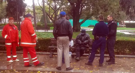 Три институции стояха пред упорития Георги, който седеше неподвижно на пейката в съботния дъждовен ден и отказваше да мръдне оттам.                                                                         Снимка: Утро