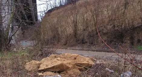 Дъждовете събудиха старо срутище до Средна кула