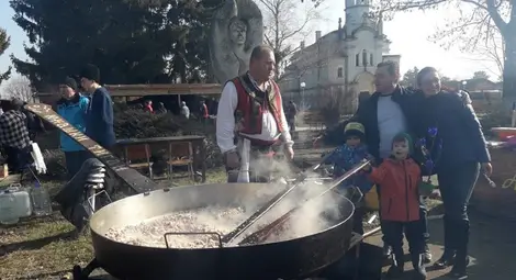 В Бабово стягат празника на  греяната ракия и зелевата чорба