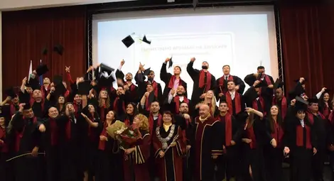 Юридическият факултет на Русенския университет тържествено връчи дипломите на випуск 2025
